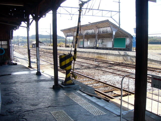 日野駅構内にある踏み切り